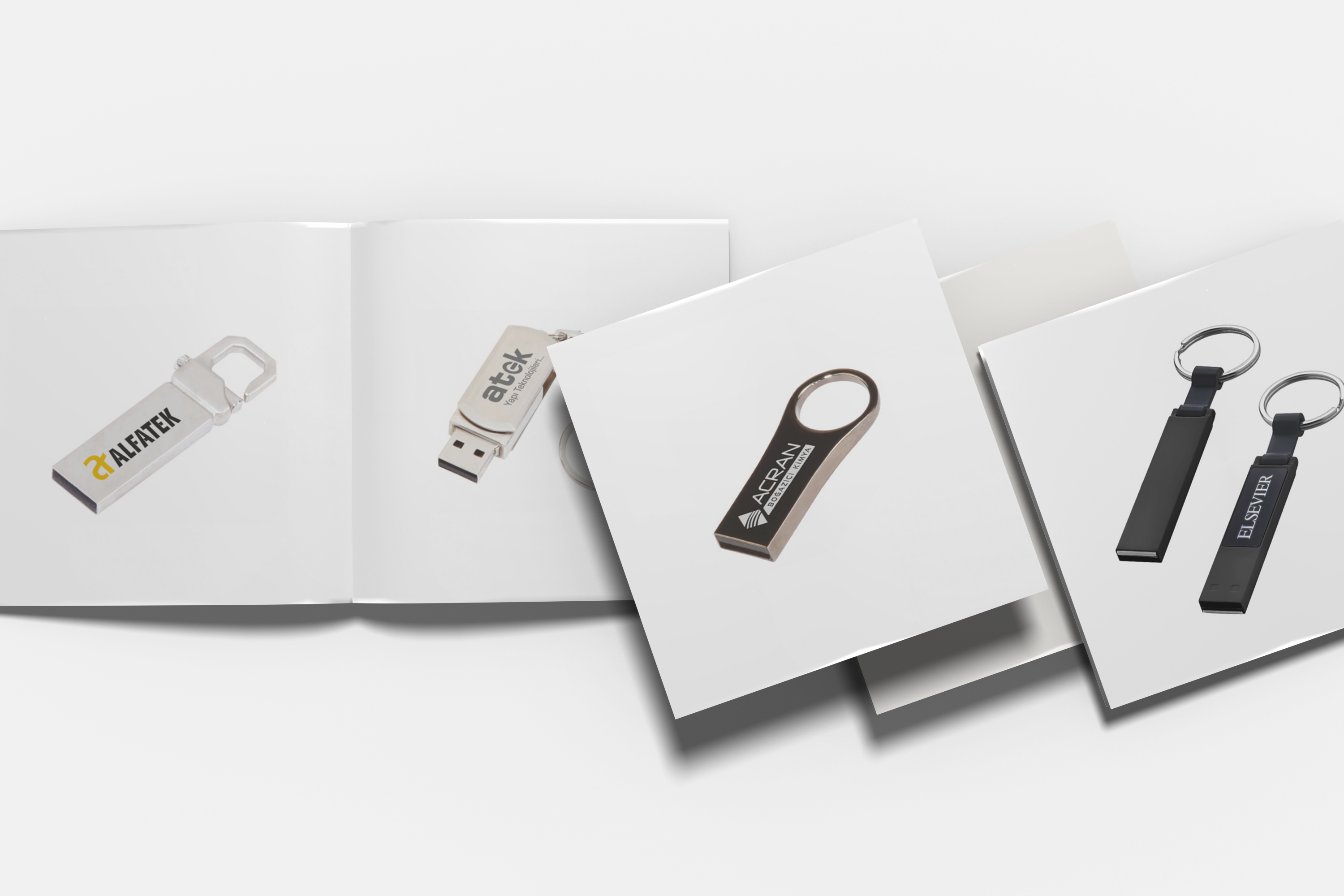 Farklı marka logolarıyla dört çeşitli USB bellek ve anahtarlık tasarımları gösteriliyor.